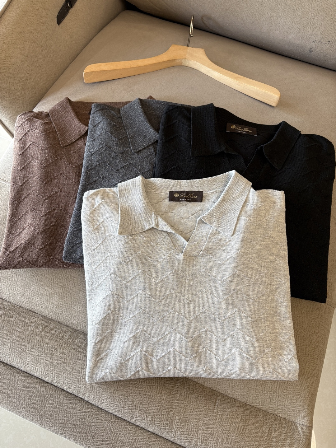 耗时王”菱形提花设计甄选超细优质纱线翻领短袖男士典藏款「耗时王」长袖针织奢雅工艺，触肤即高阶。

• 匠