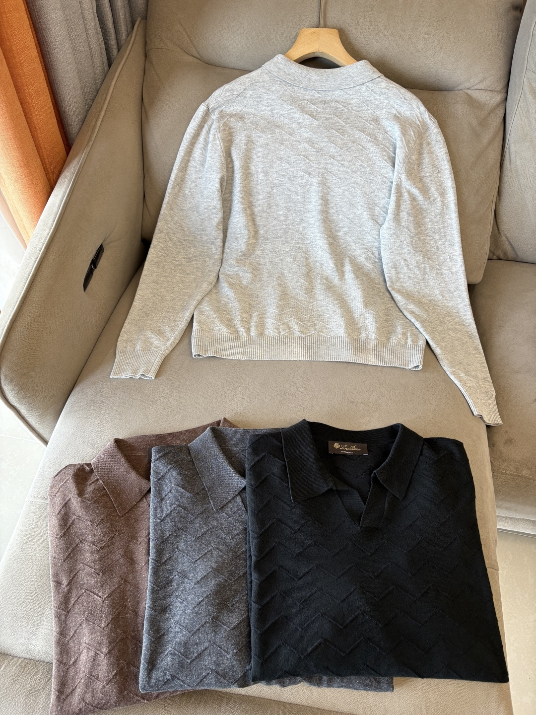 耗时王”菱形提花设计甄选超细优质纱线翻领短袖男士典藏款「耗时王」长袖针织奢雅工艺，触肤即高阶。

• 匠