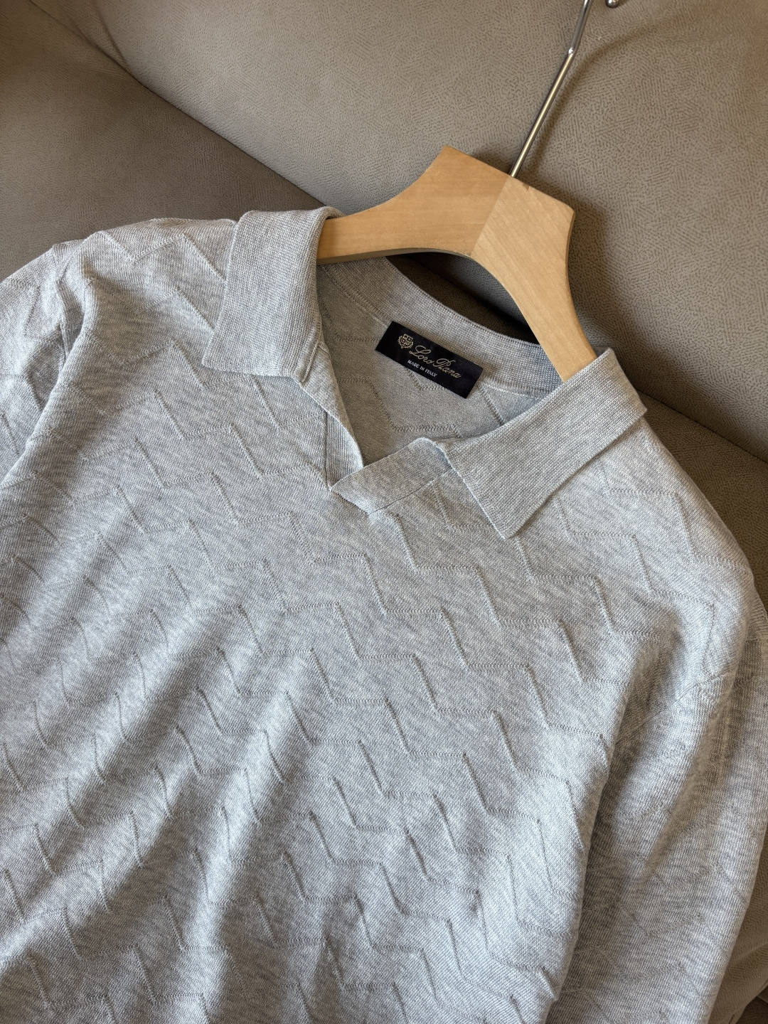 耗时王”菱形提花设计甄选超细优质纱线翻领短袖男士典藏款「耗时王」长袖针织奢雅工艺，触肤即高阶。

• 匠