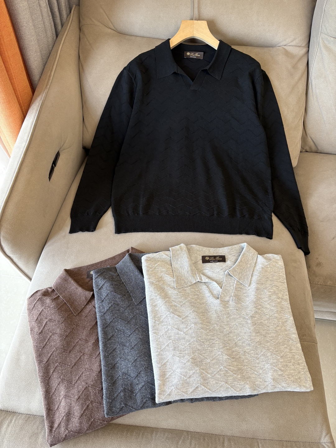 耗时王”菱形提花设计甄选超细优质纱线翻领短袖男士典藏款「耗时王」长袖针织奢雅工艺，触肤即高阶。

• 匠