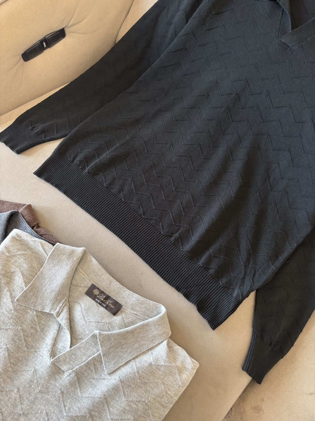 耗时王”菱形提花设计甄选超细优质纱线翻领短袖男士典藏款「耗时王」长袖针织奢雅工艺，触肤即高阶。

• 匠