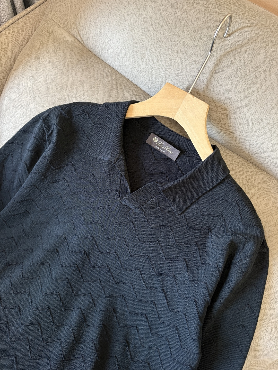 耗时王”菱形提花设计甄选超细优质纱线翻领短袖男士典藏款「耗时王」长袖针织奢雅工艺，触肤即高阶。

• 匠