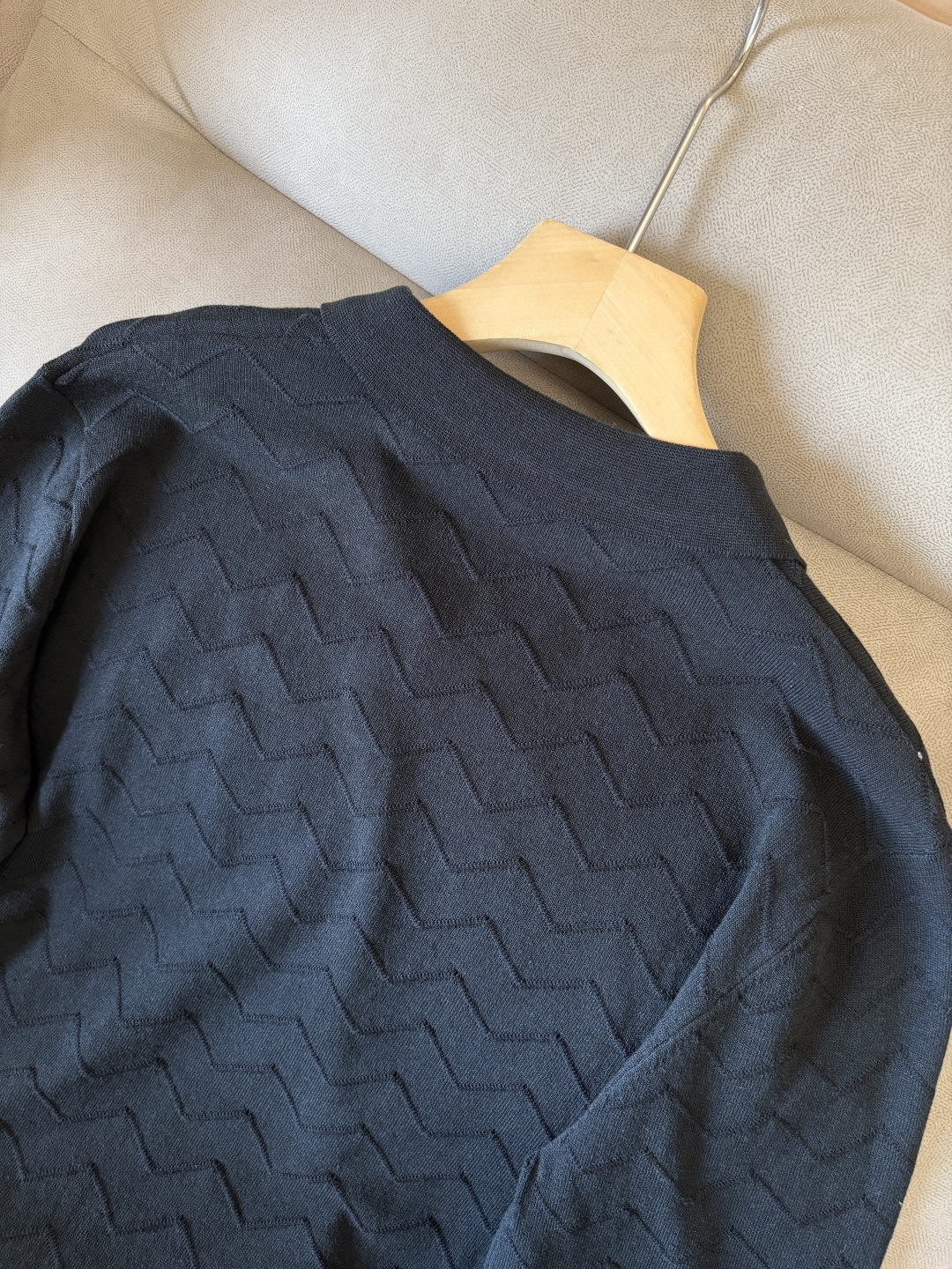 耗时王”菱形提花设计甄选超细优质纱线翻领短袖男士典藏款「耗时王」长袖针织奢雅工艺，触肤即高阶。

• 匠