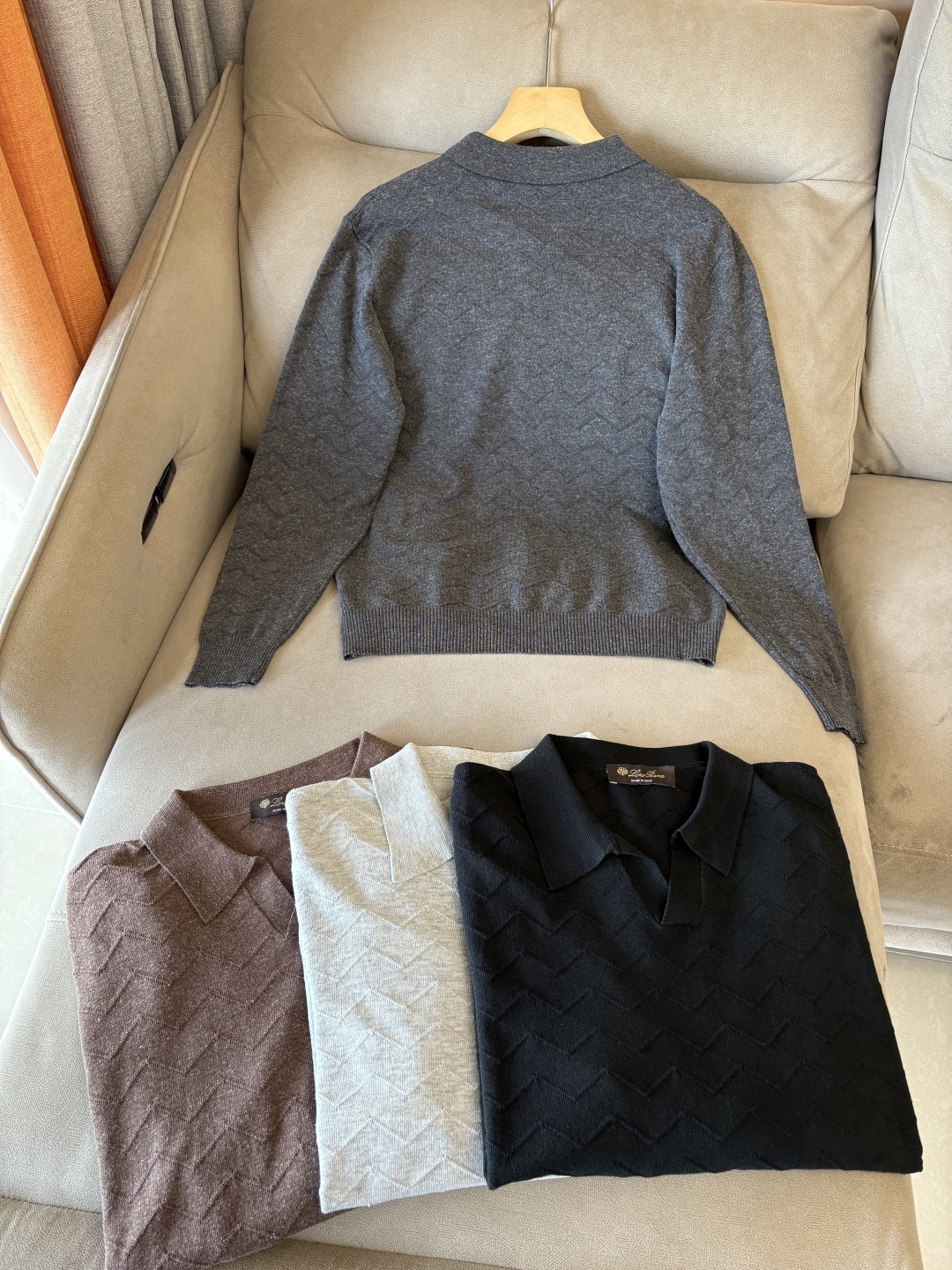 耗时王”菱形提花设计甄选超细优质纱线翻领短袖男士典藏款「耗时王」长袖针织奢雅工艺，触肤即高阶。

• 匠