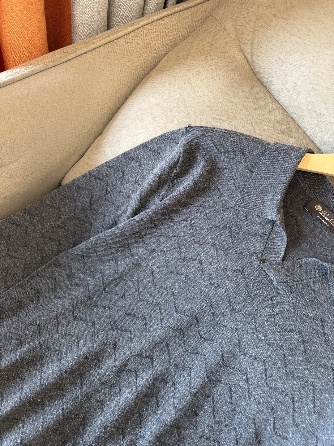 耗时王”菱形提花设计甄选超细优质纱线翻领短袖男士典藏款「耗时王」长袖针织奢雅工艺，触肤即高阶。

• 匠