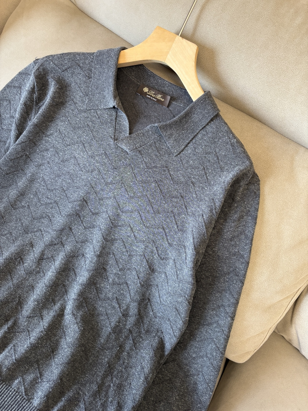 耗时王”菱形提花设计甄选超细优质纱线翻领短袖男士典藏款「耗时王」长袖针织奢雅工艺，触肤即高阶。

• 匠