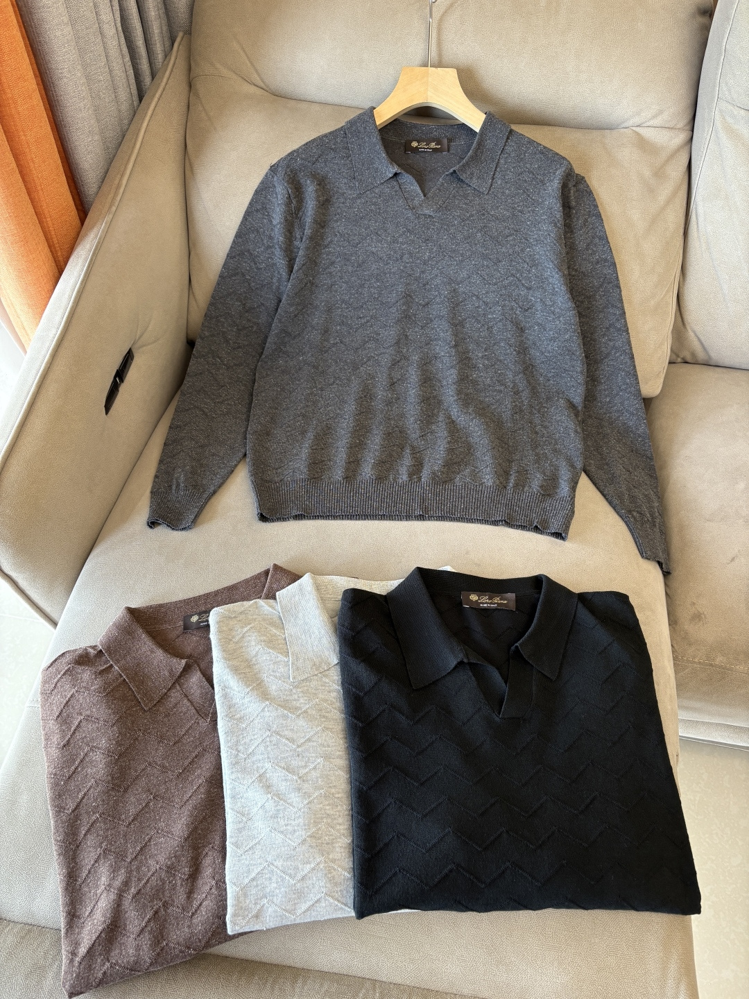 耗时王”菱形提花设计甄选超细优质纱线翻领短袖男士典藏款「耗时王」长袖针织奢雅工艺，触肤即高阶。

• 匠