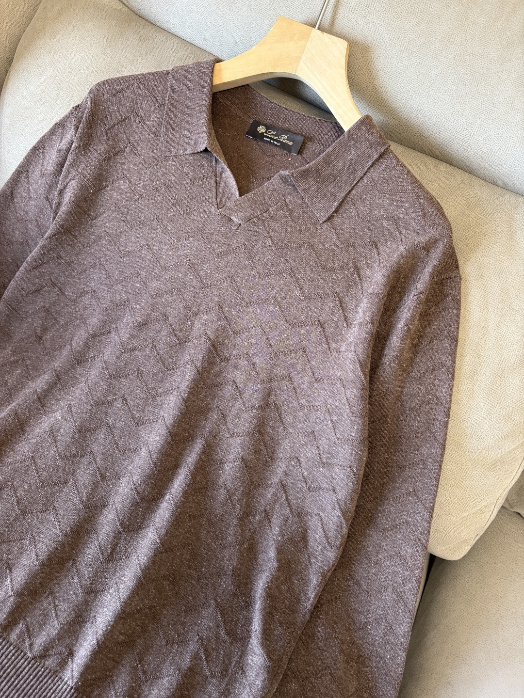 耗时王”菱形提花设计甄选超细优质纱线翻领短袖男士典藏款「耗时王」长袖针织奢雅工艺，触肤即高阶。

• 匠