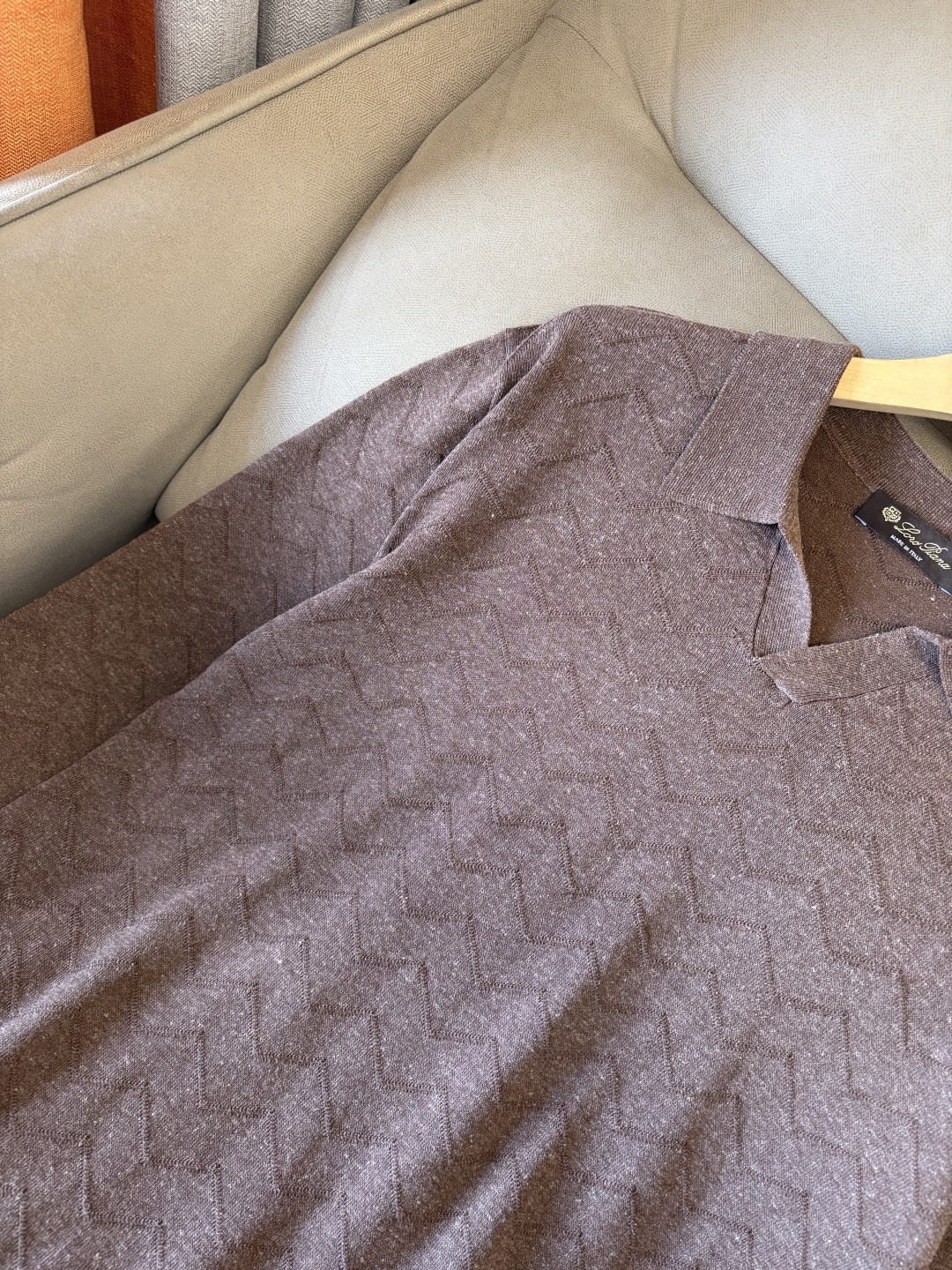 耗时王”菱形提花设计甄选超细优质纱线翻领短袖男士典藏款「耗时王」长袖针织奢雅工艺，触肤即高阶。

• 匠