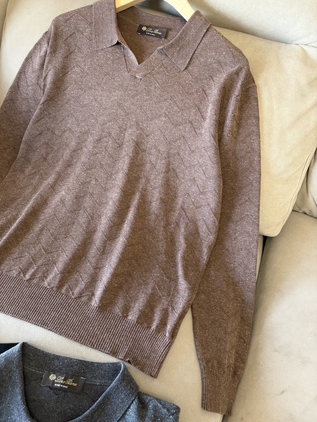 耗时王”菱形提花设计甄选超细优质纱线翻领短袖男士典藏款「耗时王」长袖针织奢雅工艺，触肤即高阶。

• 匠