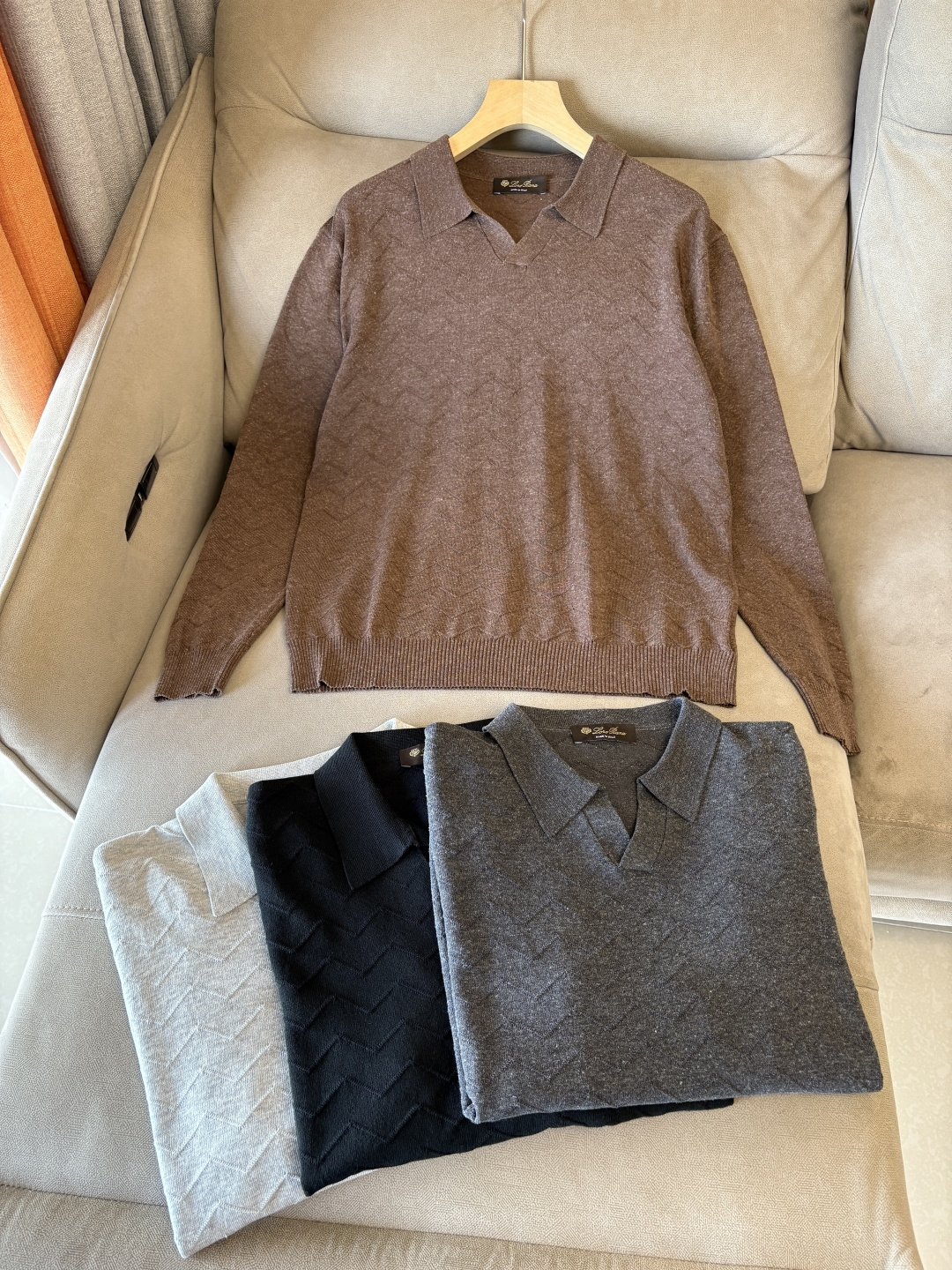 耗时王”菱形提花设计甄选超细优质纱线翻领短袖男士典藏款「耗时王」长袖针织奢雅工艺，触肤即高阶。

• 匠