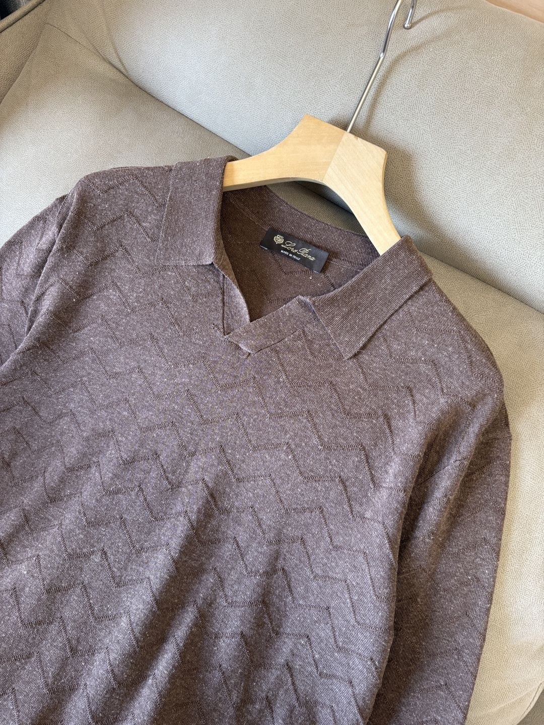 耗时王”菱形提花设计甄选超细优质纱线翻领短袖男士典藏款「耗时王」长袖针织奢雅工艺，触肤即高阶。

• 匠