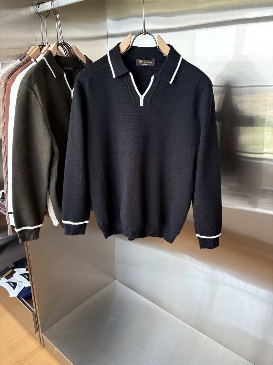 耗时王”菱形提花设计甄选超细优质纱线翻领短袖男士典藏款「耗时王」长袖针织奢雅工艺，触肤即高阶。

• 匠