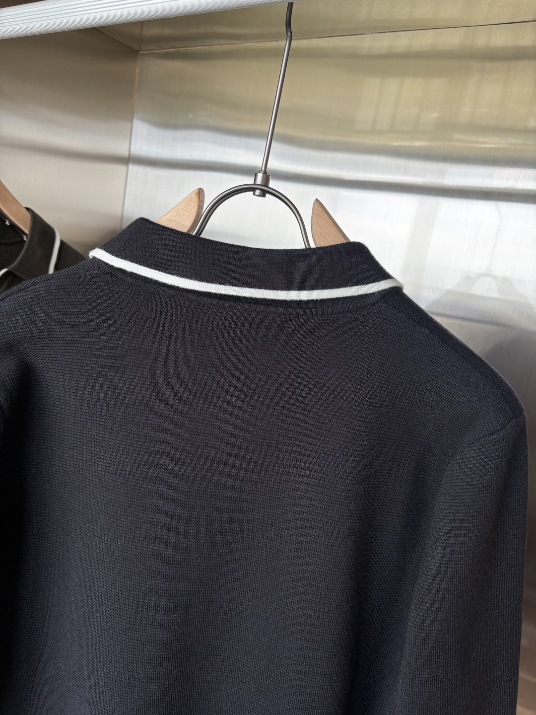 耗时王”菱形提花设计甄选超细优质纱线翻领短袖男士典藏款「耗时王」长袖针织奢雅工艺，触肤即高阶。

• 匠