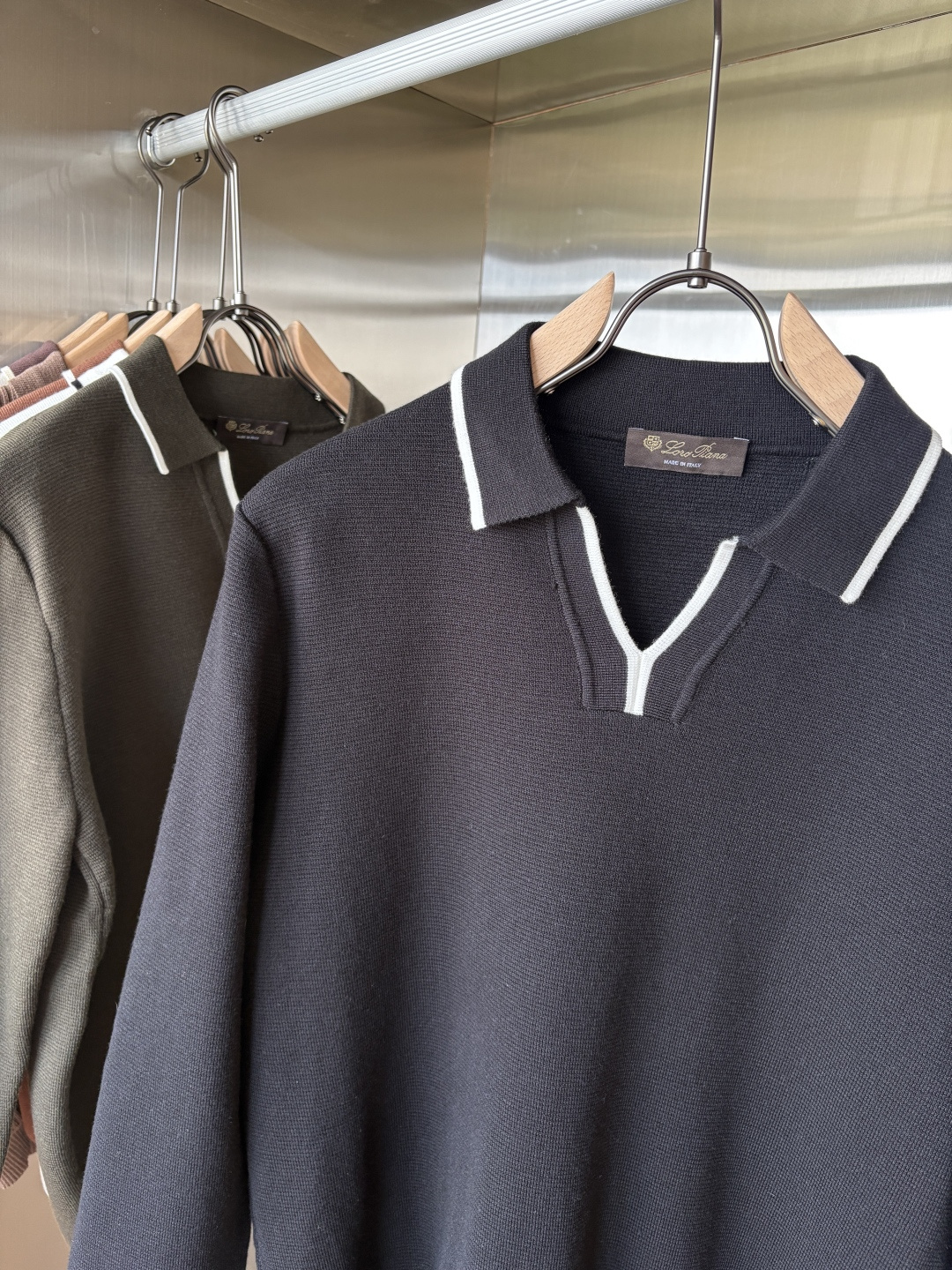 耗时王”菱形提花设计甄选超细优质纱线翻领短袖男士典藏款「耗时王」长袖针织奢雅工艺，触肤即高阶。

• 匠