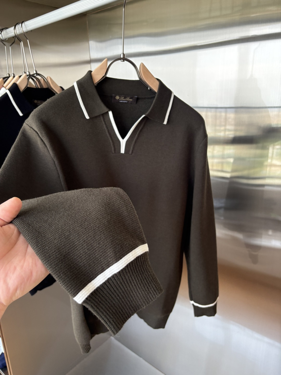 耗时王”菱形提花设计甄选超细优质纱线翻领短袖男士典藏款「耗时王」长袖针织奢雅工艺，触肤即高阶。

• 匠