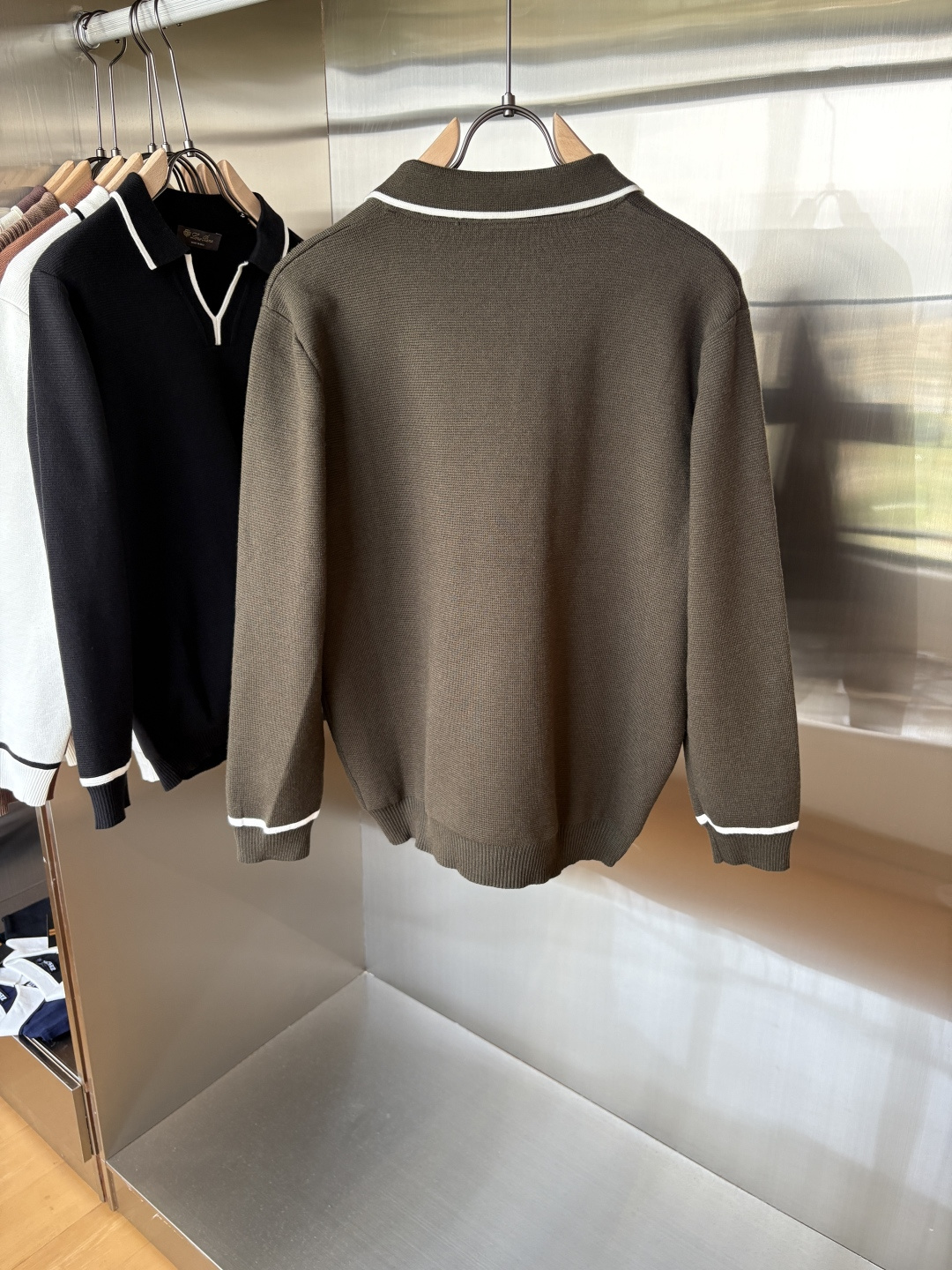 耗时王”菱形提花设计甄选超细优质纱线翻领短袖男士典藏款「耗时王」长袖针织奢雅工艺，触肤即高阶。

• 匠