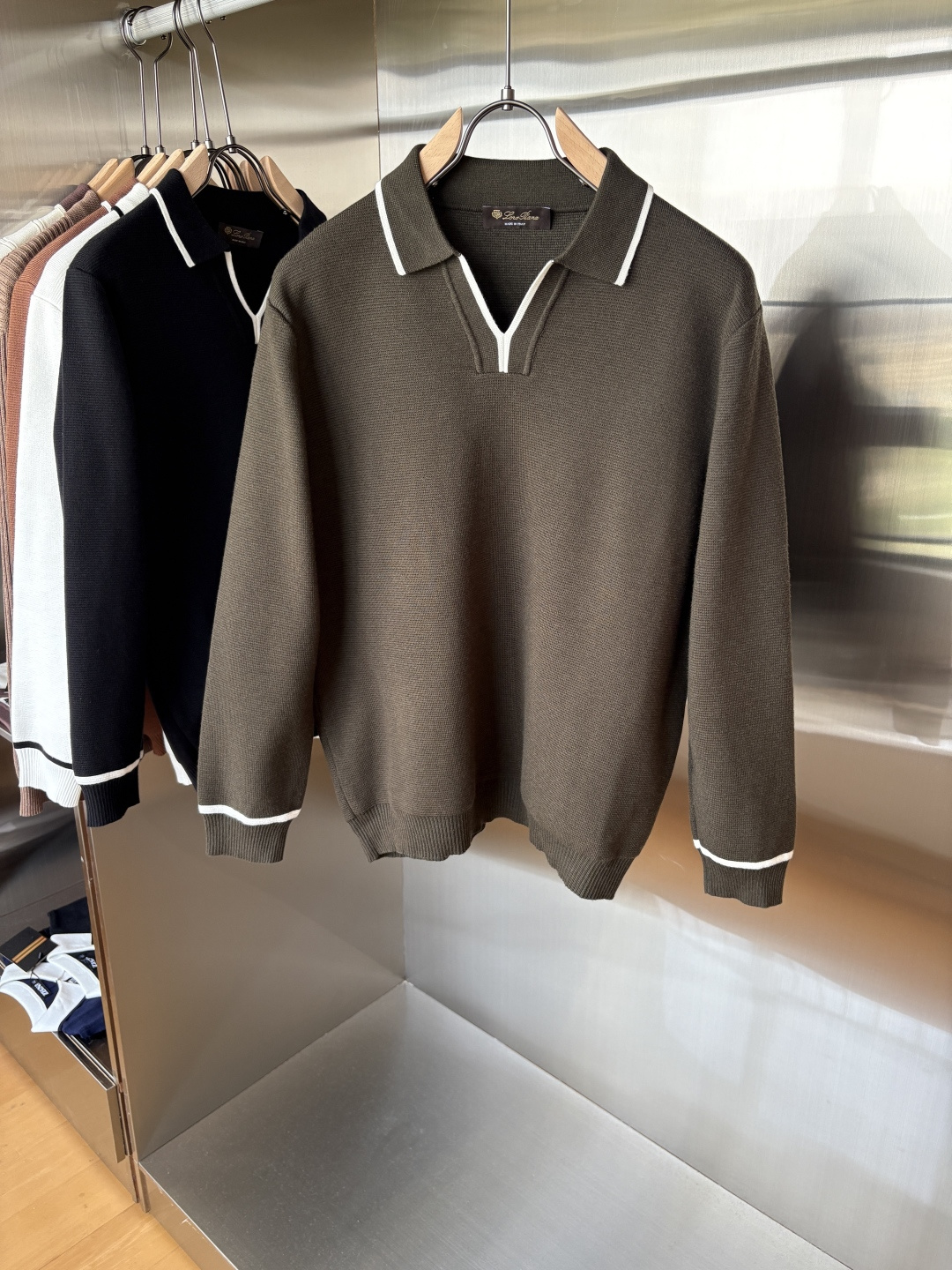 耗时王”菱形提花设计甄选超细优质纱线翻领短袖男士典藏款「耗时王」长袖针织奢雅工艺，触肤即高阶。

• 匠