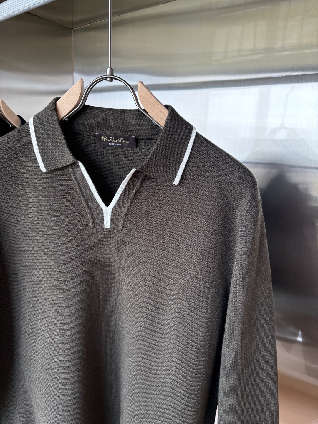 耗时王”菱形提花设计甄选超细优质纱线翻领短袖男士典藏款「耗时王」长袖针织奢雅工艺，触肤即高阶。

• 匠