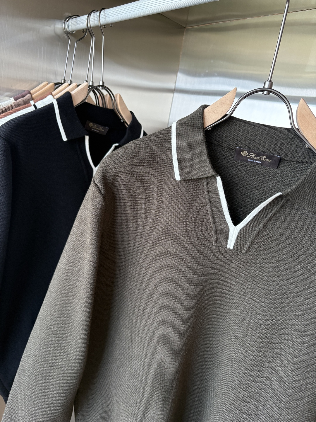 耗时王”菱形提花设计甄选超细优质纱线翻领短袖男士典藏款「耗时王」长袖针织奢雅工艺，触肤即高阶。

• 匠