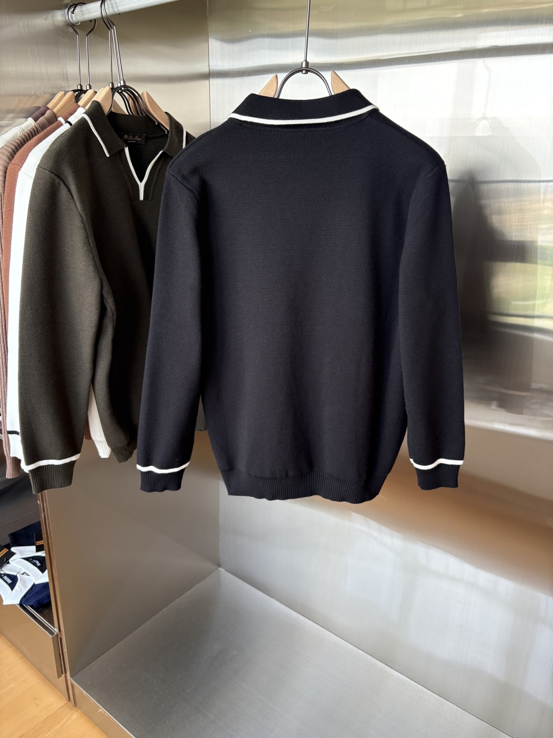 耗时王”菱形提花设计甄选超细优质纱线翻领短袖男士典藏款「耗时王」长袖针织奢雅工艺，触肤即高阶。

• 匠