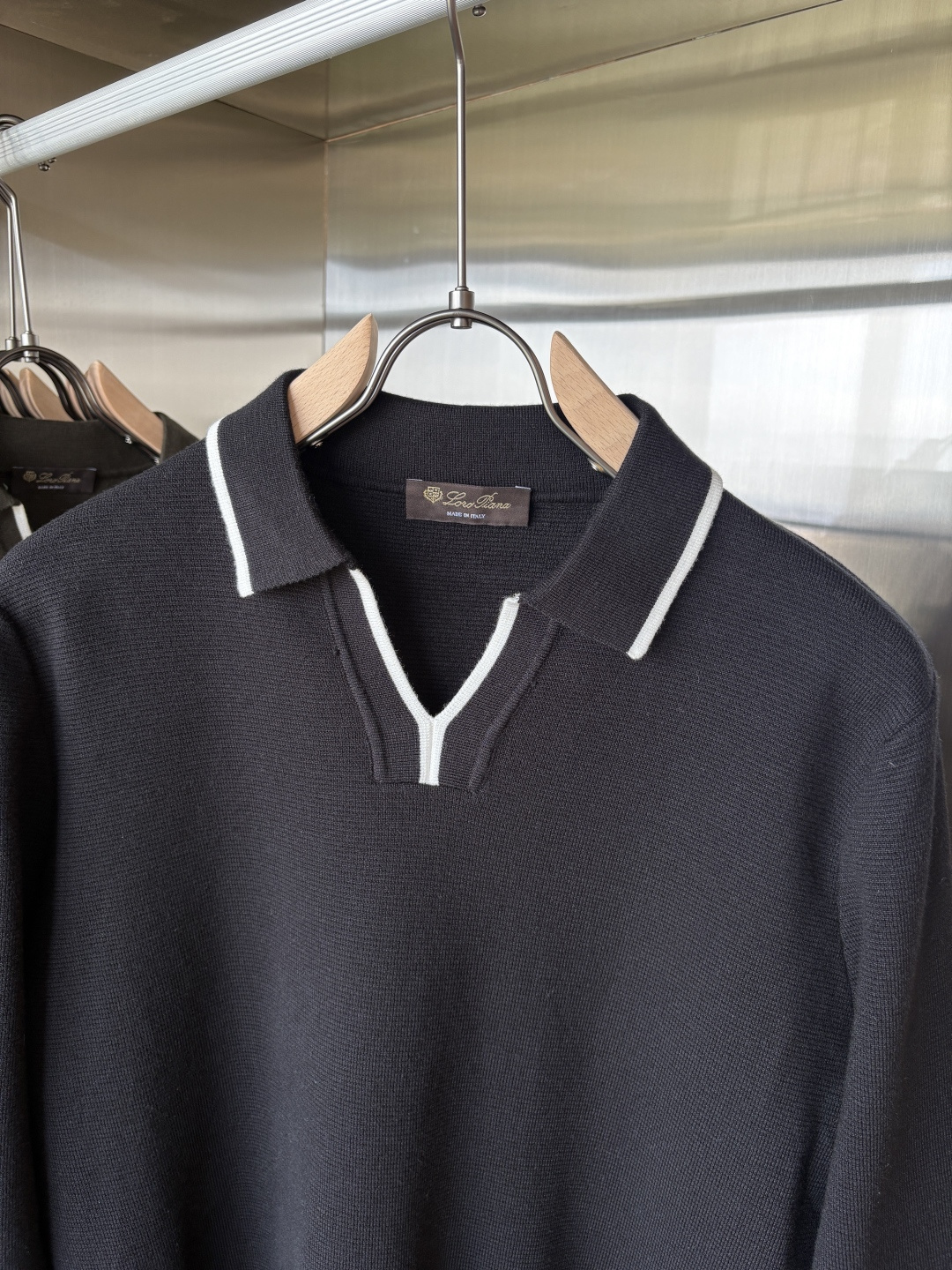 耗时王”菱形提花设计甄选超细优质纱线翻领短袖男士典藏款「耗时王」长袖针织奢雅工艺，触肤即高阶。

• 匠