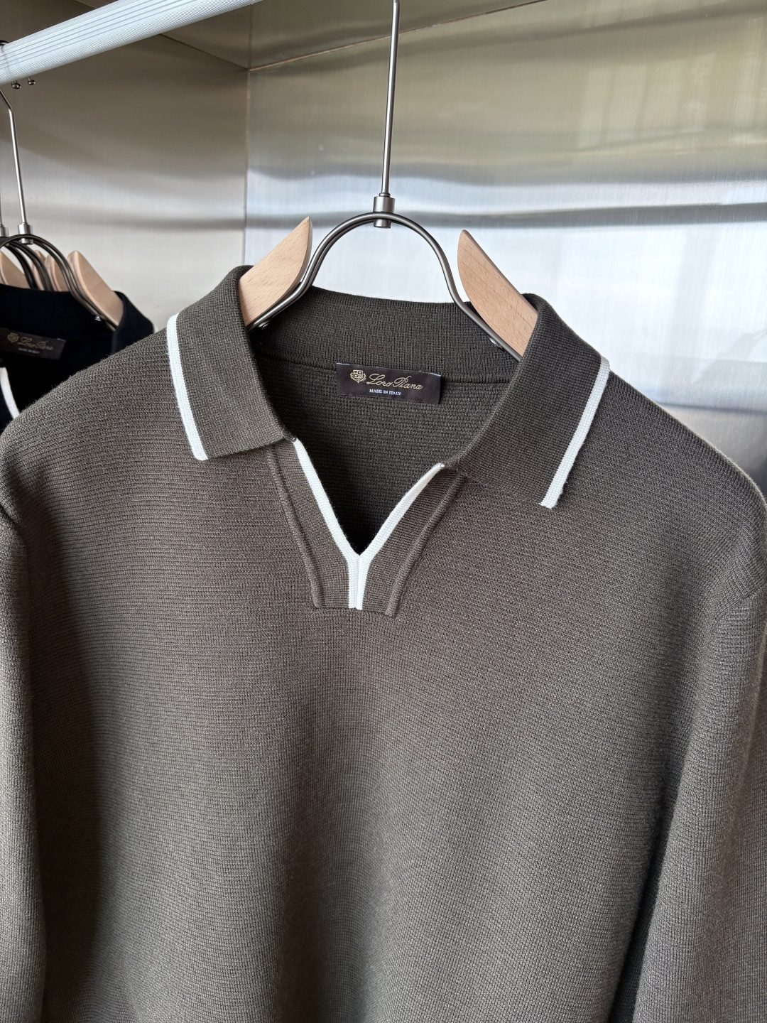 耗时王”菱形提花设计甄选超细优质纱线翻领短袖男士典藏款「耗时王」长袖针织奢雅工艺，触肤即高阶。

• 匠