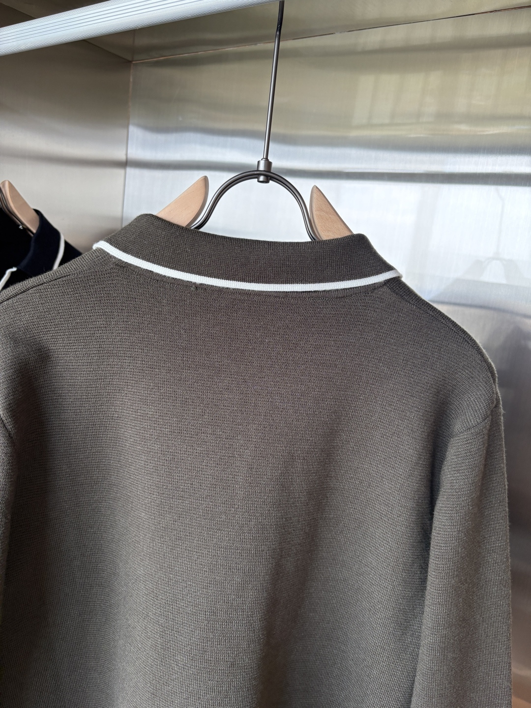 耗时王”菱形提花设计甄选超细优质纱线翻领短袖男士典藏款「耗时王」长袖针织奢雅工艺，触肤即高阶。

• 匠