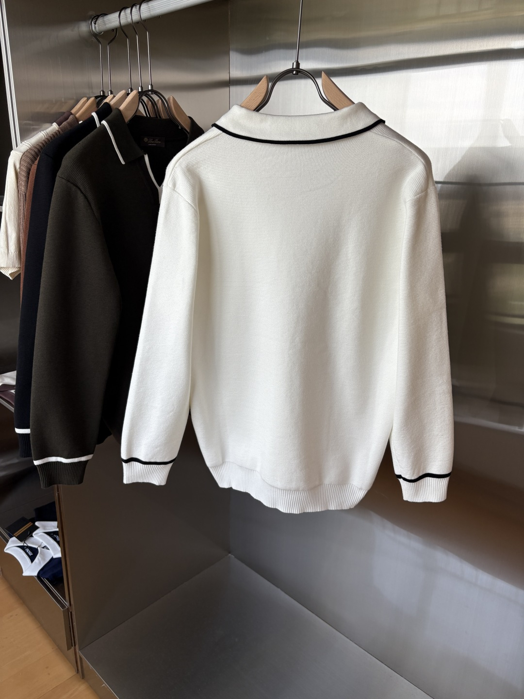 耗时王”菱形提花设计甄选超细优质纱线翻领短袖男士典藏款「耗时王」长袖针织奢雅工艺，触肤即高阶。

• 匠