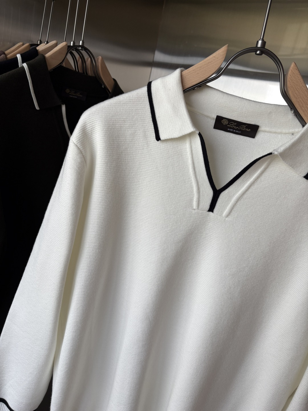 耗时王”菱形提花设计甄选超细优质纱线翻领短袖男士典藏款「耗时王」长袖针织奢雅工艺，触肤即高阶。

• 匠