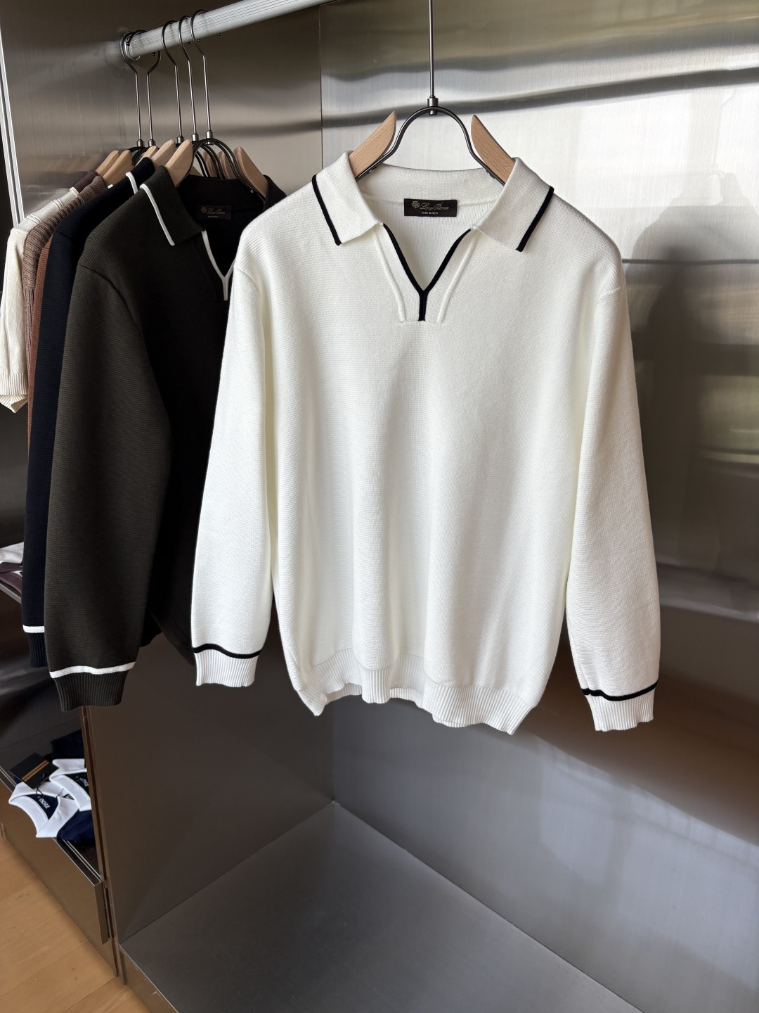 耗时王”菱形提花设计甄选超细优质纱线翻领短袖男士典藏款「耗时王」长袖针织奢雅工艺，触肤即高阶。

• 匠