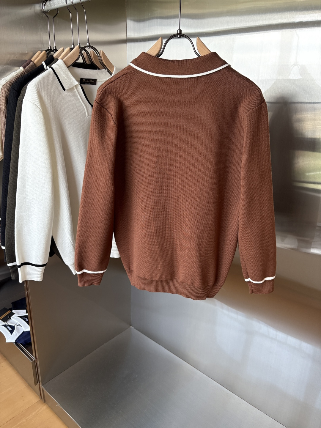 耗时王”菱形提花设计甄选超细优质纱线翻领短袖男士典藏款「耗时王」长袖针织奢雅工艺，触肤即高阶。

• 匠