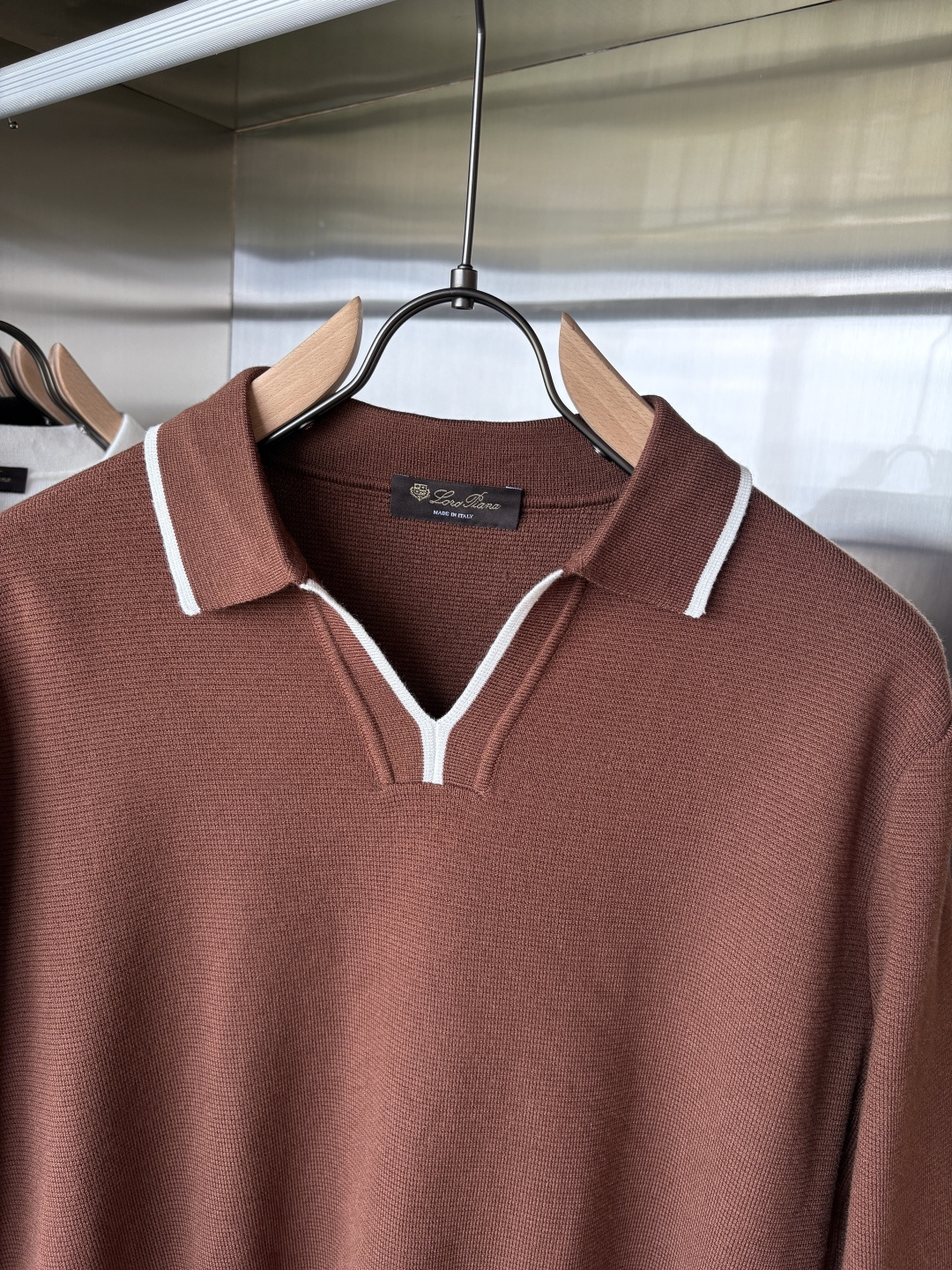 耗时王”菱形提花设计甄选超细优质纱线翻领短袖男士典藏款「耗时王」长袖针织奢雅工艺，触肤即高阶。

• 匠