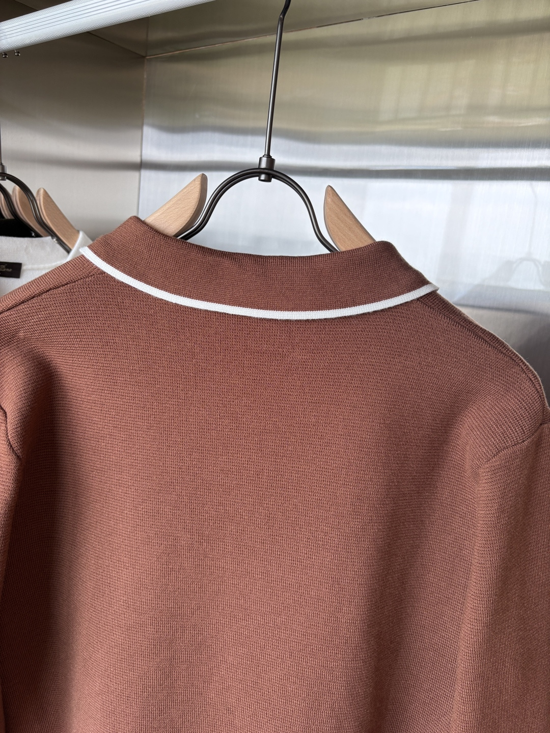 耗时王”菱形提花设计甄选超细优质纱线翻领短袖男士典藏款「耗时王」长袖针织奢雅工艺，触肤即高阶。

• 匠