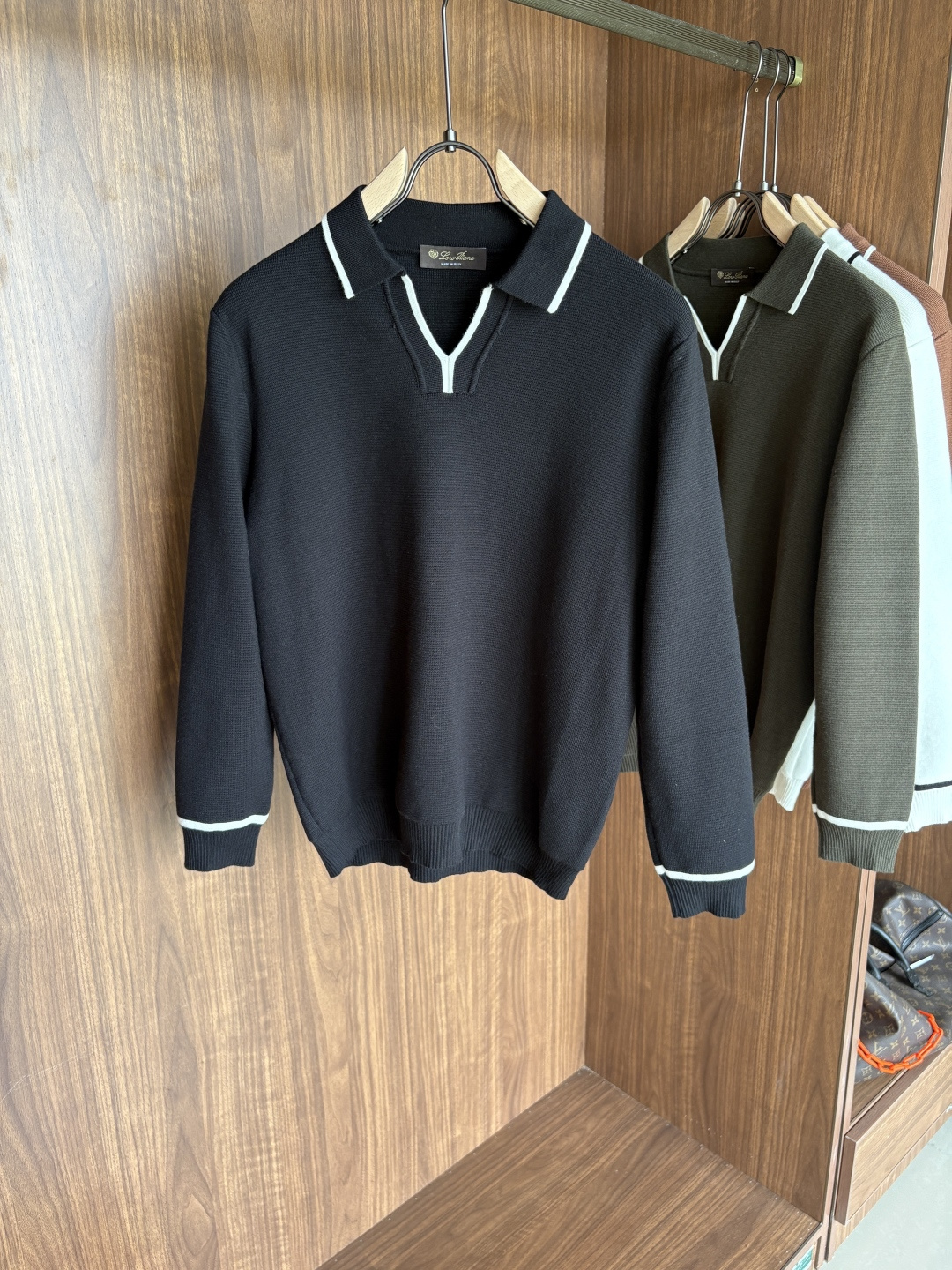 NO:516542,Time-consuming King' diamond jacquard design selects ultra-fine high-quality yarn lapel short-sleeved men's collection 'Time-consuming King' long-sleeved knitting and elegant craftsmanship, which touches the skin with high-end style. The ingenuity of diamond-shaped hollow jacquard is carved with three-dimensional diamond jacquard that takes months to carve, and the architectural aesthetic texture is weaving between warp and weft. The light and shadow penetrate through, and the gestures show low-key luxury. Classic lattice lapel long-sleeved design Simple lapel outlines neat lines, short-sleeved cut is suitable for multiple scenes - the layered suits during business meetings show elegance, casual wear reveals gentleman's taste, and the collection style never fades. The ultimate quality testimony of details Precision turning ensures that the seams are flat, the bone position is reinforced and durable and does not deform; the neckline threads have been washed and tested, and they are still as crisp as new as they wear for a long time, and every detail is a testimony of 'time-consuming'.  Code number M-3XL, T-shirt, business suit, alexander wang19860909耗时王”菱形提花设计甄选超细优质纱线翻领短袖男士典藏款「耗时王」长袖针织奢雅工艺,触肤即高阶. 匠心底蕴菱形镂空提花 耗时数月雕琢的立体菱形提花,经纬间织就建筑美学肌理,光影穿透时显隐交错,举手投足尽展低调奢华. 经典型格翻领长袖设计 简约翻领勾勒利落线条,短袖剪裁适配多场景——商务会晤时叠搭西装显儒雅,休闲时光单穿流露绅士品味,典藏款型永不褪色. 细节至臻品质见证 精密车工确保接缝平整,骨位加固耐穿不变形；领口螺纹经水洗测试,久穿仍挺括如新,每一处细节皆为「耗时」证言. 码数M-3XL,,T-shirt,business suit,alexander wang,Men's clothing