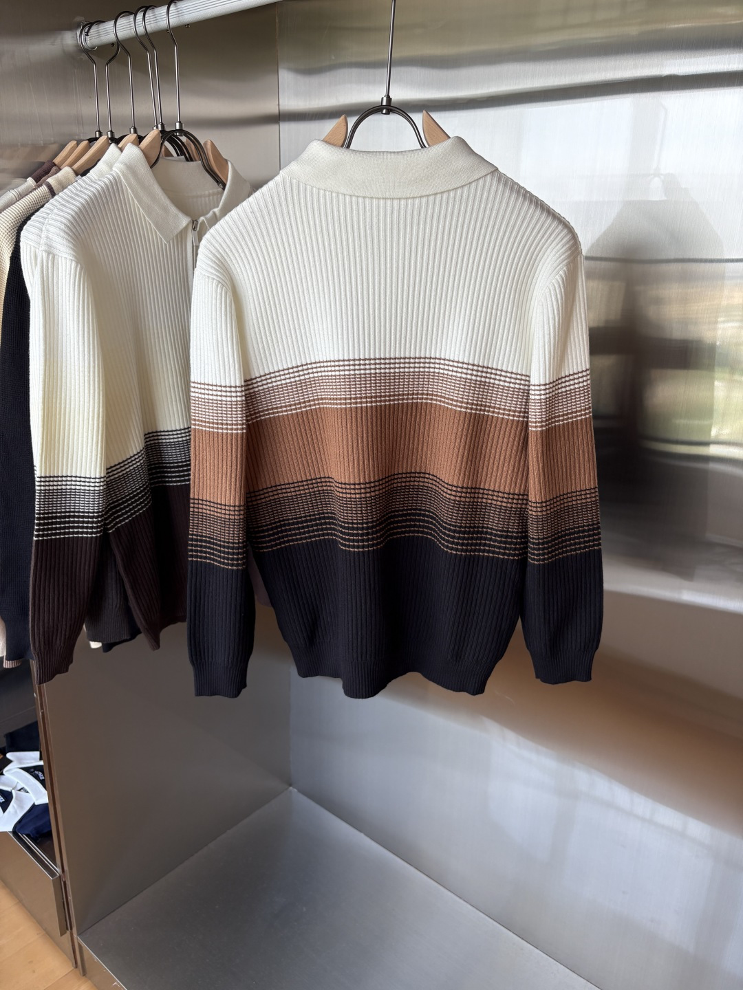 耗时王”菱形提花设计甄选超细优质纱线翻领短袖男士典藏款「耗时王」长袖针织奢雅工艺，触肤即高阶。

• 匠