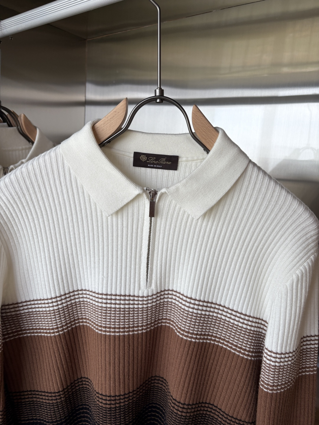 耗时王”菱形提花设计甄选超细优质纱线翻领短袖男士典藏款「耗时王」长袖针织奢雅工艺，触肤即高阶。

• 匠