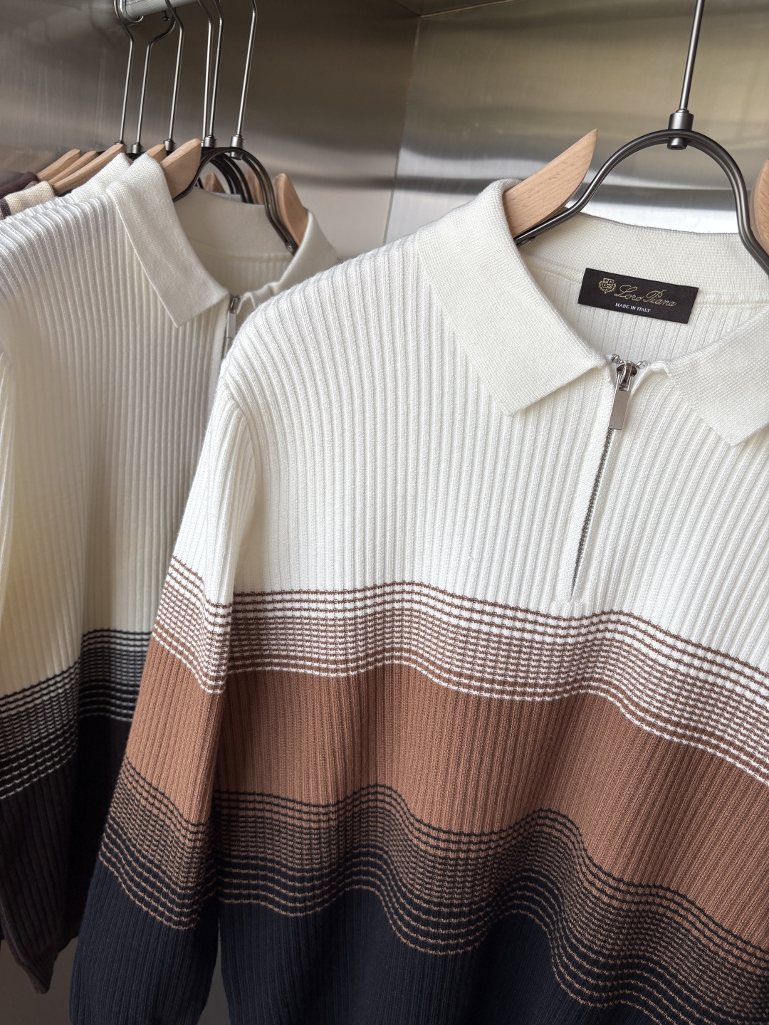 耗时王”菱形提花设计甄选超细优质纱线翻领短袖男士典藏款「耗时王」长袖针织奢雅工艺，触肤即高阶。

• 匠