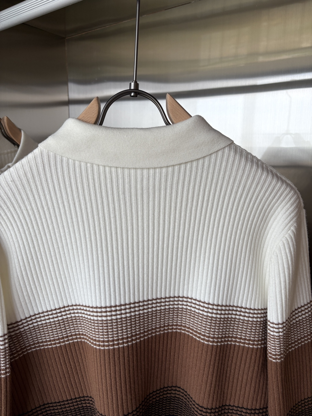 耗时王”菱形提花设计甄选超细优质纱线翻领短袖男士典藏款「耗时王」长袖针织奢雅工艺，触肤即高阶。

• 匠