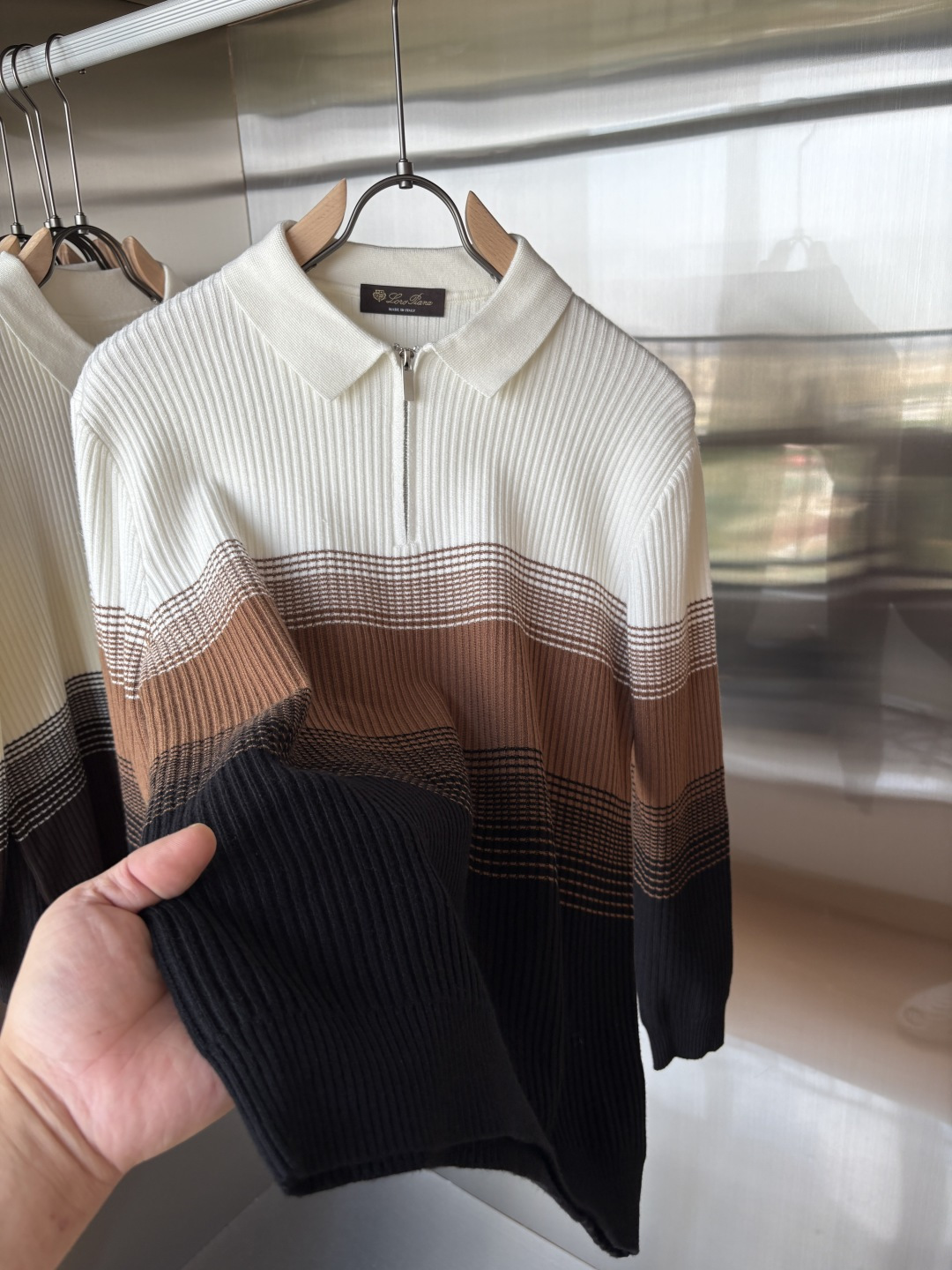 耗时王”菱形提花设计甄选超细优质纱线翻领短袖男士典藏款「耗时王」长袖针织奢雅工艺，触肤即高阶。

• 匠