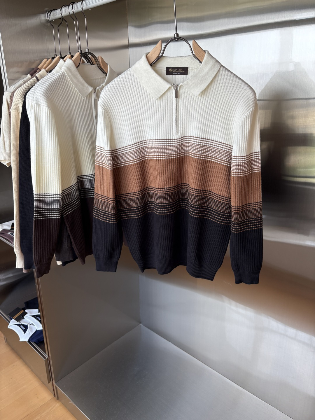 耗时王”菱形提花设计甄选超细优质纱线翻领短袖男士典藏款「耗时王」长袖针织奢雅工艺，触肤即高阶。

• 匠