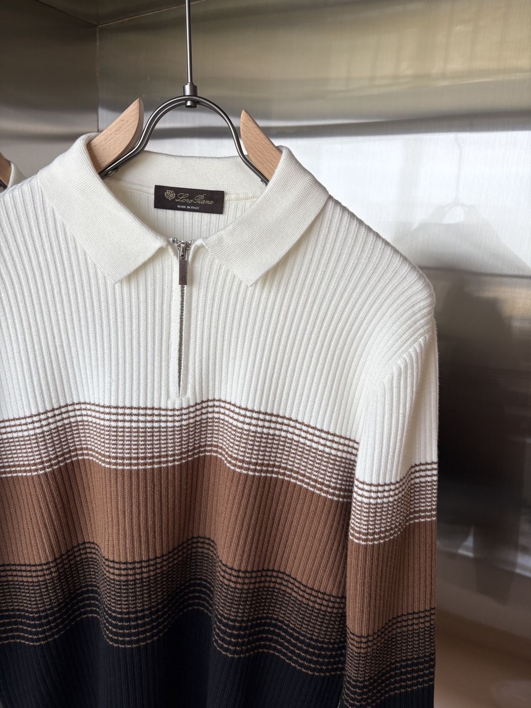 耗时王”菱形提花设计甄选超细优质纱线翻领短袖男士典藏款「耗时王」长袖针织奢雅工艺，触肤即高阶。

• 匠