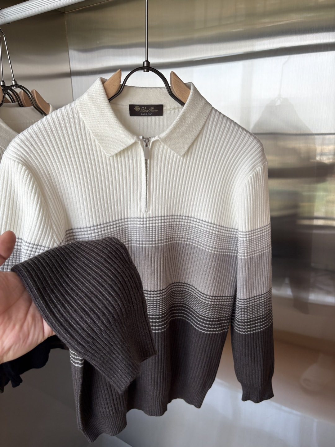 耗时王”菱形提花设计甄选超细优质纱线翻领短袖男士典藏款「耗时王」长袖针织奢雅工艺，触肤即高阶。

• 匠