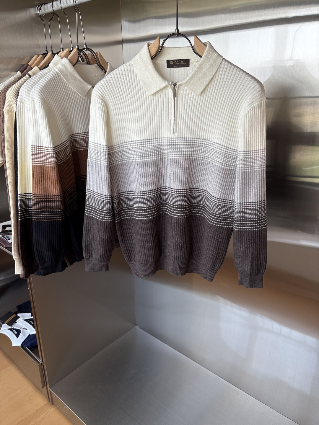 耗时王”菱形提花设计甄选超细优质纱线翻领短袖男士典藏款「耗时王」长袖针织奢雅工艺，触肤即高阶。

• 匠