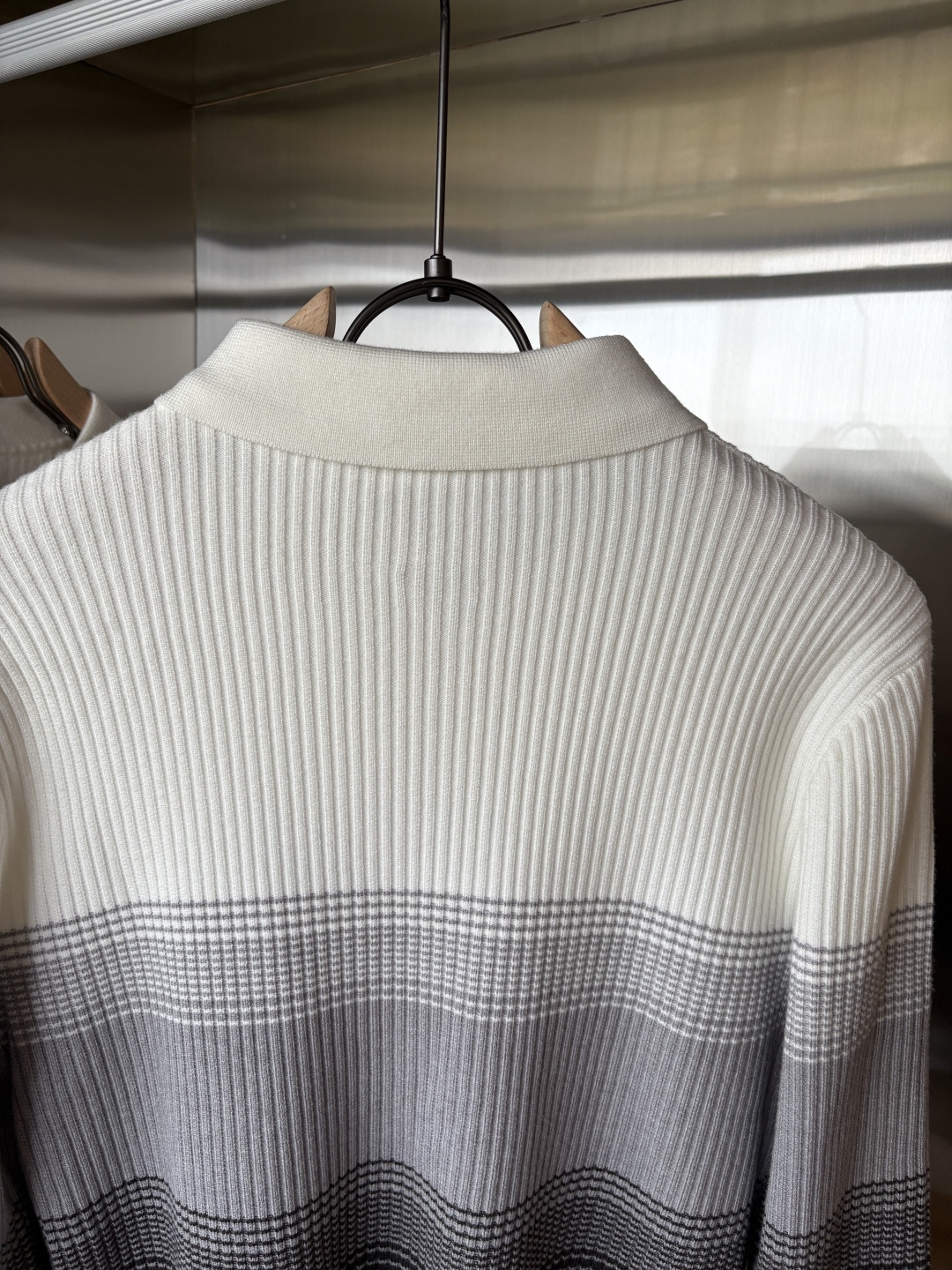 耗时王”菱形提花设计甄选超细优质纱线翻领短袖男士典藏款「耗时王」长袖针织奢雅工艺，触肤即高阶。

• 匠