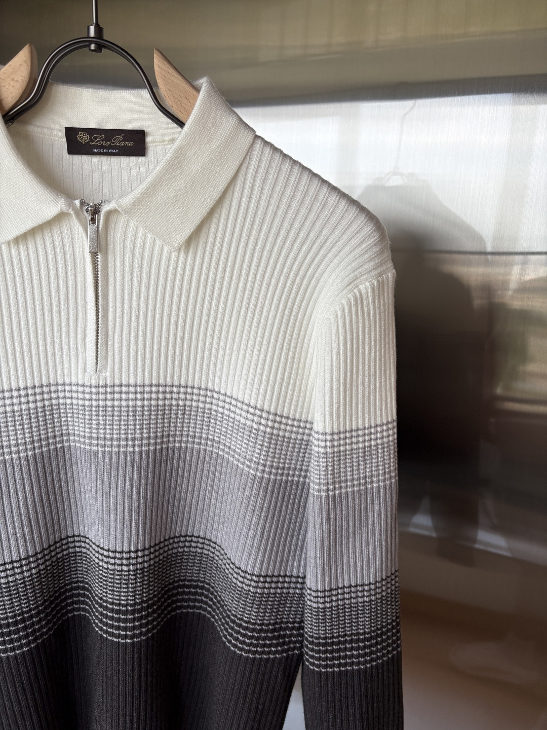 耗时王”菱形提花设计甄选超细优质纱线翻领短袖男士典藏款「耗时王」长袖针织奢雅工艺，触肤即高阶。

• 匠