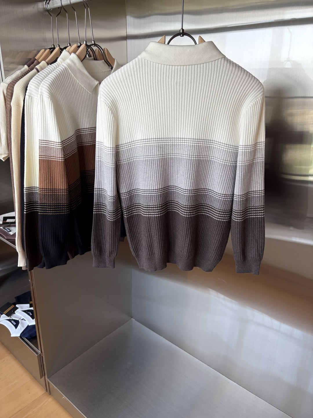 耗时王”菱形提花设计甄选超细优质纱线翻领短袖男士典藏款「耗时王」长袖针织奢雅工艺，触肤即高阶。

• 匠