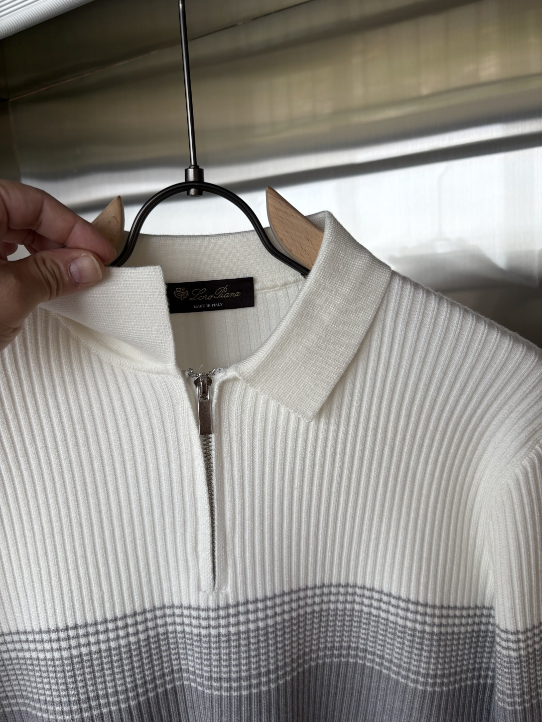 耗时王”菱形提花设计甄选超细优质纱线翻领短袖男士典藏款「耗时王」长袖针织奢雅工艺，触肤即高阶。

• 匠