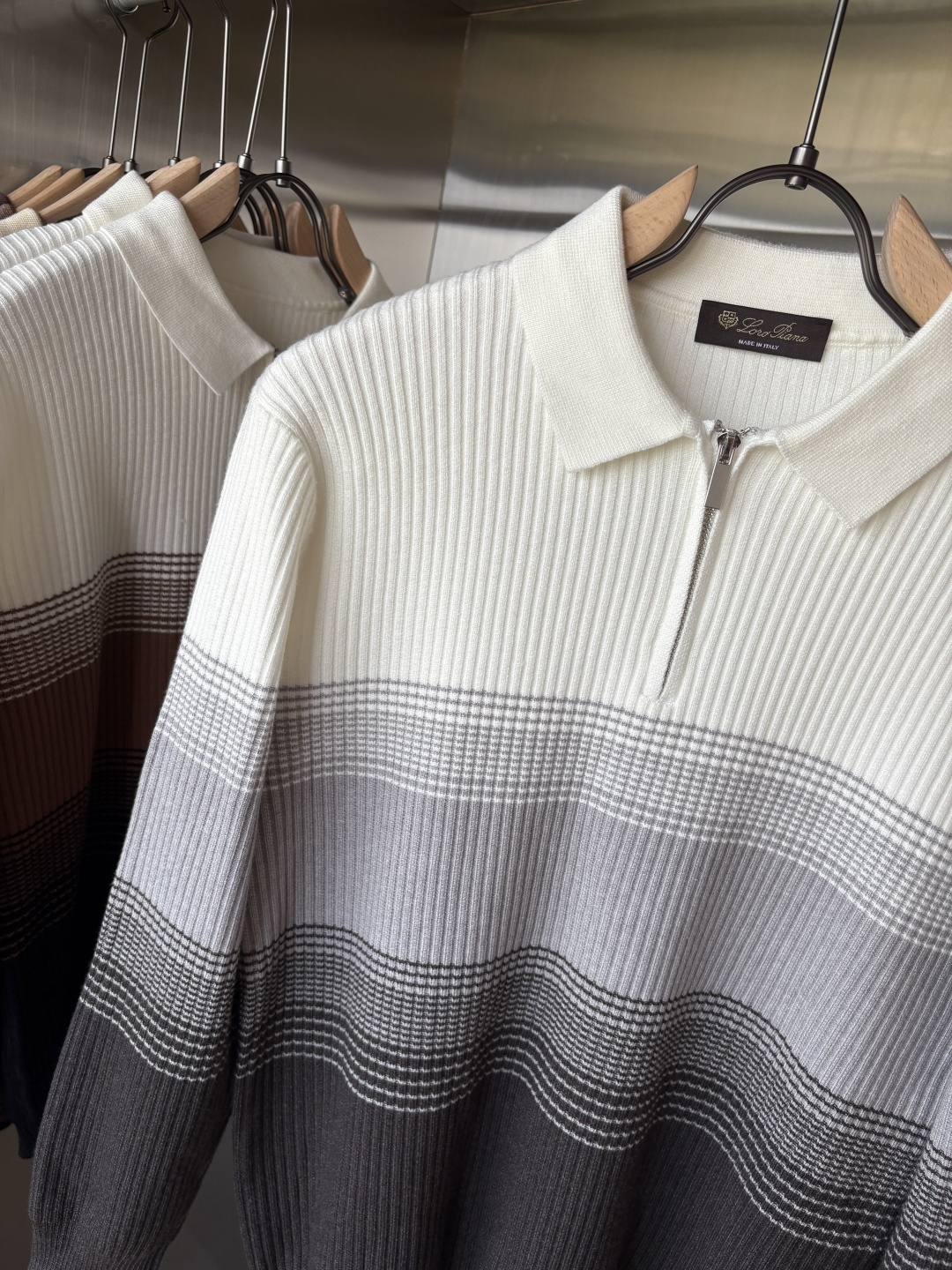 耗时王”菱形提花设计甄选超细优质纱线翻领短袖男士典藏款「耗时王」长袖针织奢雅工艺，触肤即高阶。

• 匠