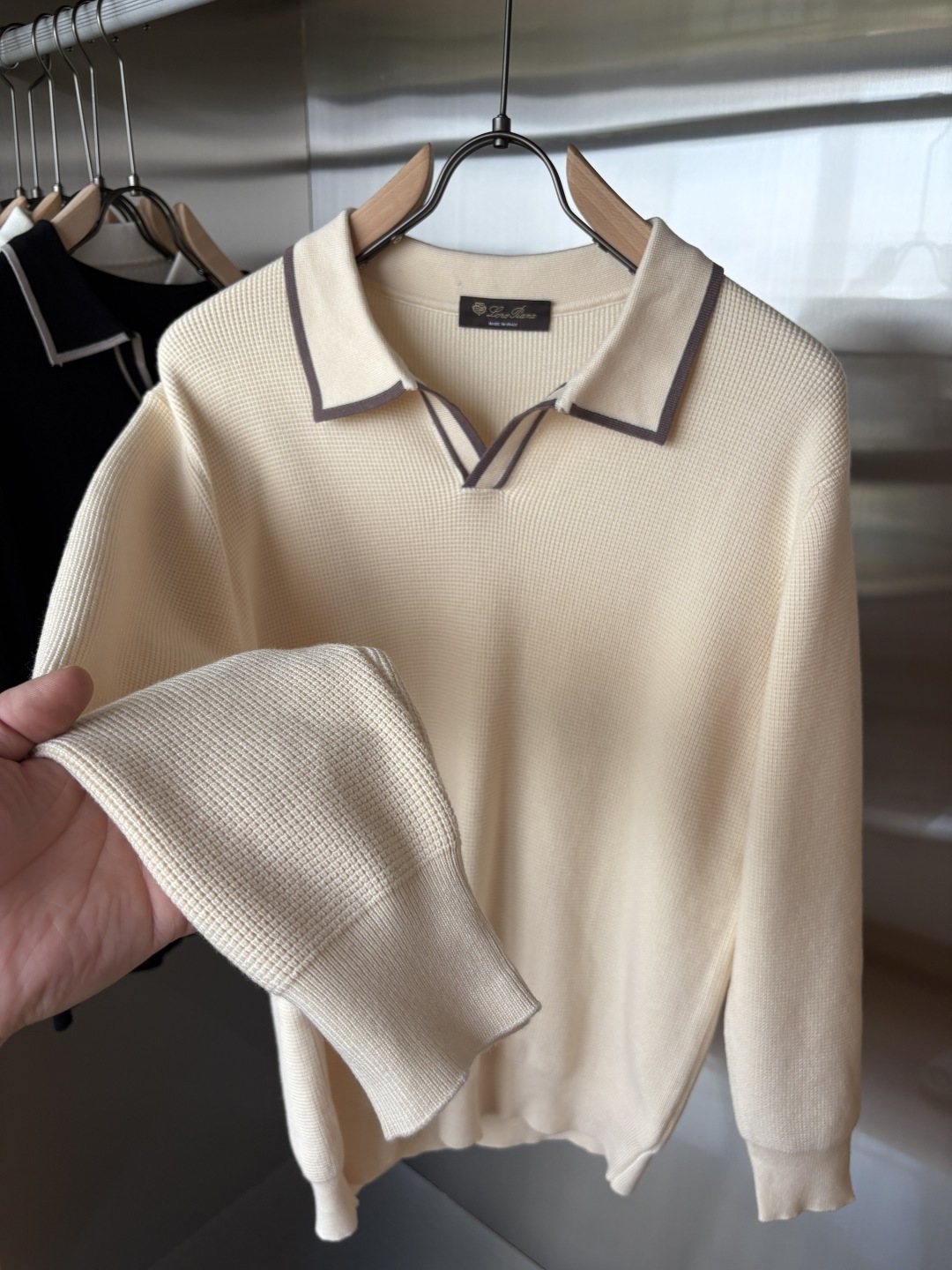 耗时王”菱形提花设计甄选超细优质纱线翻领短袖男士典藏款「耗时王」长袖针织奢雅工艺，触肤即高阶。

• 匠